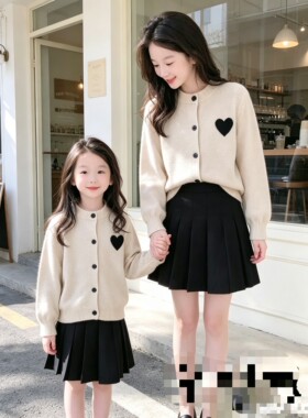 秋冬新品 男女童可亲子 米杏 拼黑色爱心针织开衫 115-165 269元