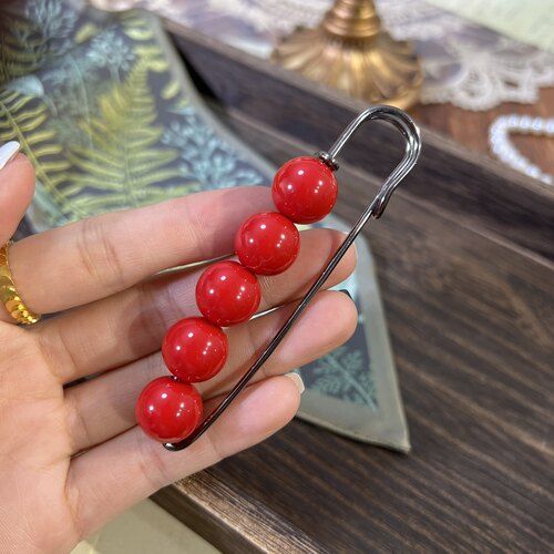 中国红女款羊绒毛线大胸针