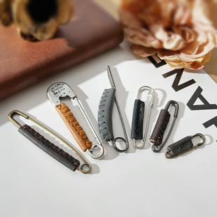 复古咖皮质胸针简约开衫个性别针粗针胸花大别针毛衣装饰披肩装饰