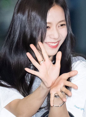 金智秀jisoo机场街拍同款衣服宽松字母印花落肩中袖纯棉短袖t恤夏