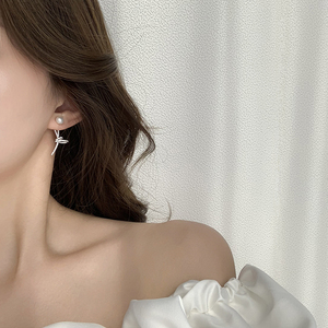 S925银针淡水珍珠耳钉韩国锆石打结耳饰气质设计感 显脸瘦的耳环