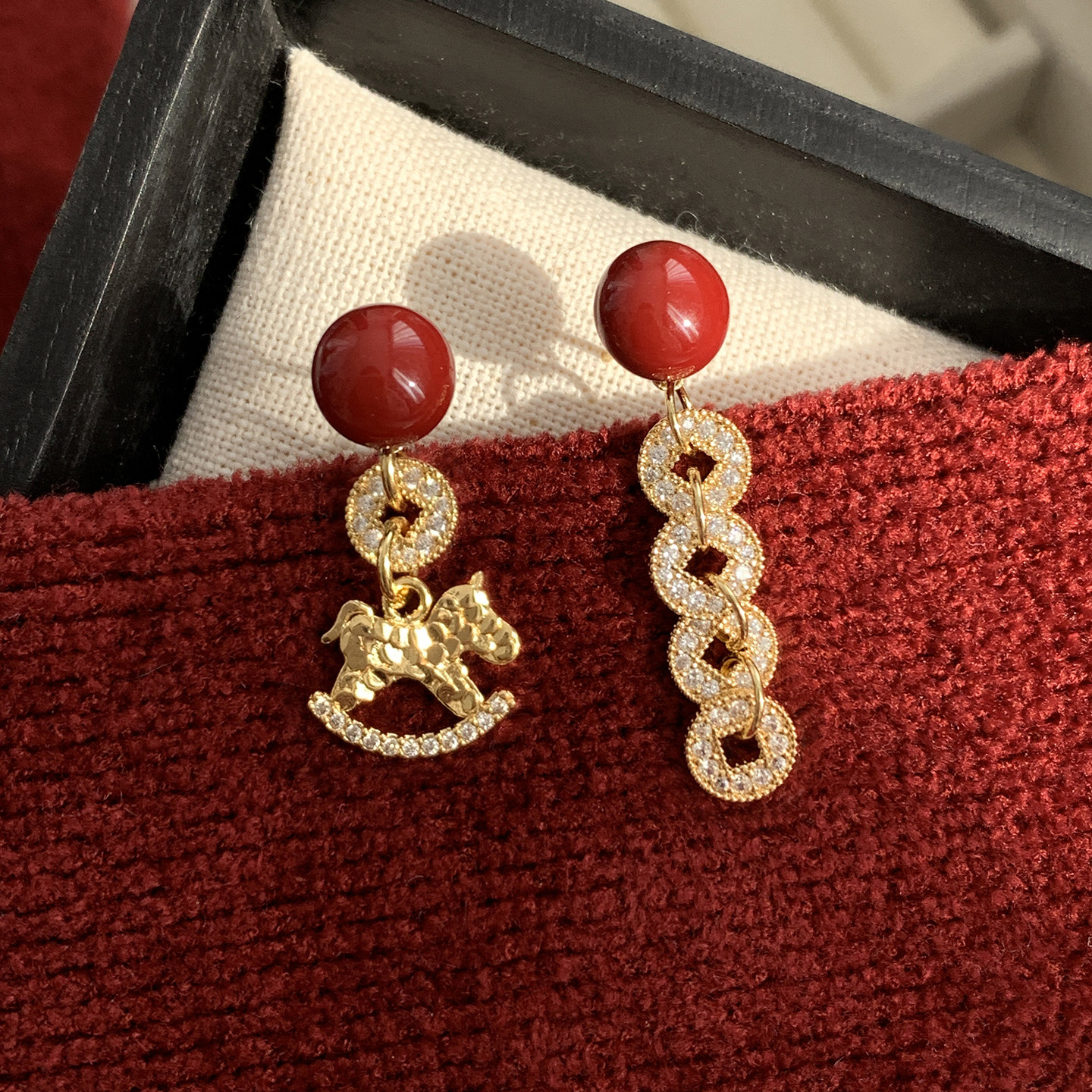 1.20【新品八折】S925银针酒红不对称小马钱币耳环女生肖过年耳饰,饰品/流行首饰/时尚饰品新,耳环,淘宝优惠券,粉丝福利购,淘宝优惠卷