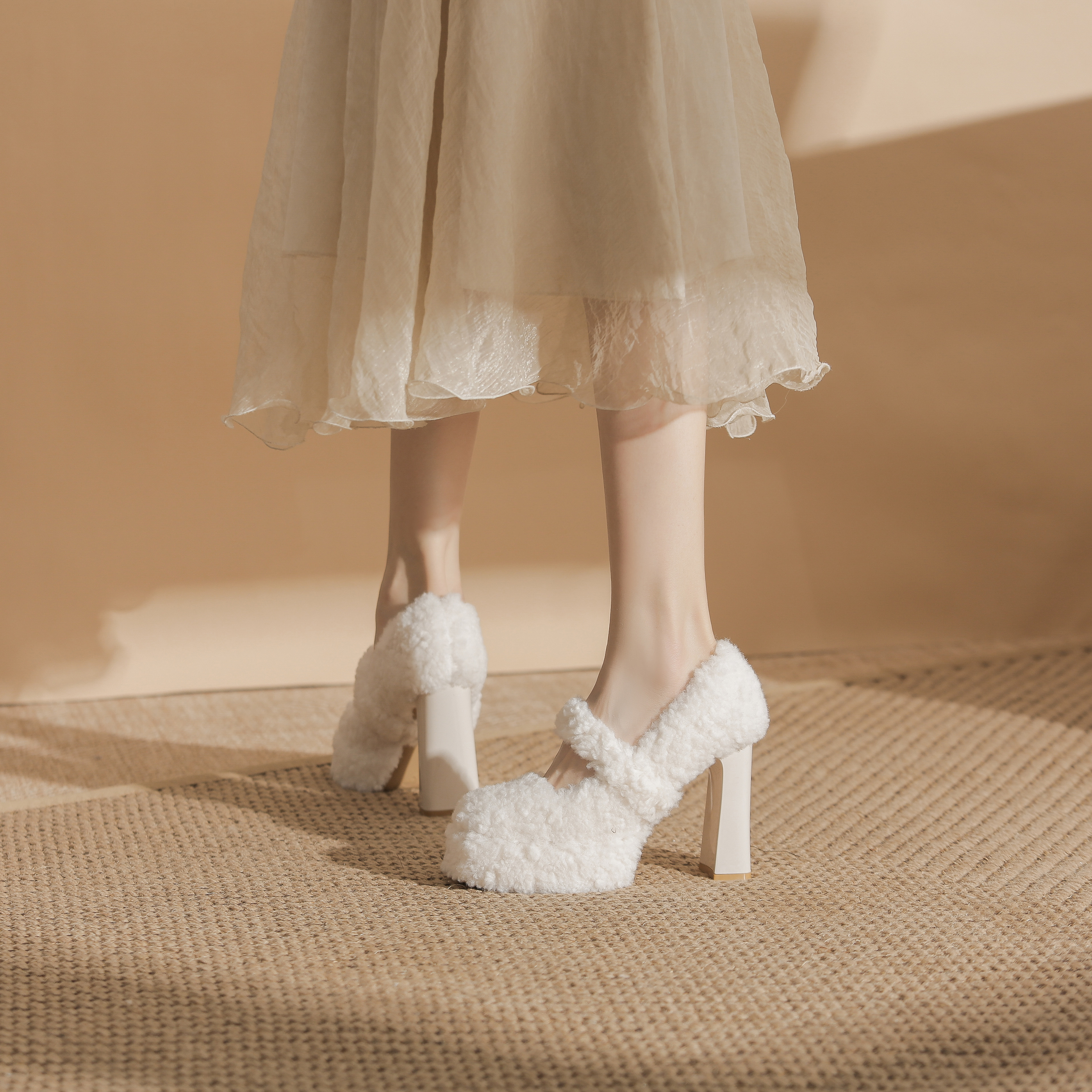 11厘米白色毛毛鞋女粗跟不累脚防水台圆头加绒玛丽珍不掉跟高跟鞋