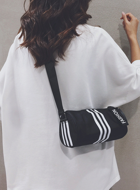 条纹尼龙圆筒包包女2025新款帆布轻便运动包休闲旅游骑行斜挎小包