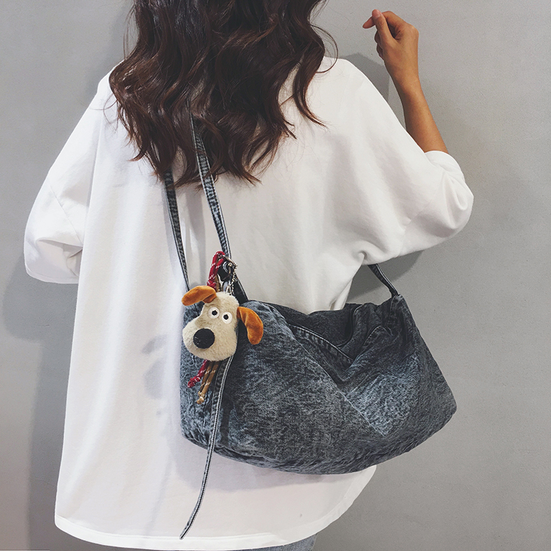 玲澜大容量牛仔波士顿斜挎枕头包