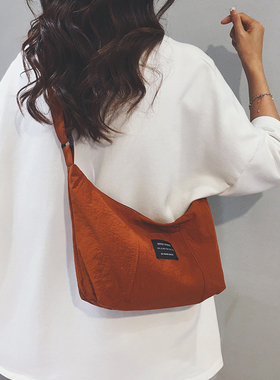 简约慵懒风大容量帆布包女2025新款休闲通勤斜挎包运动旅游饺子包