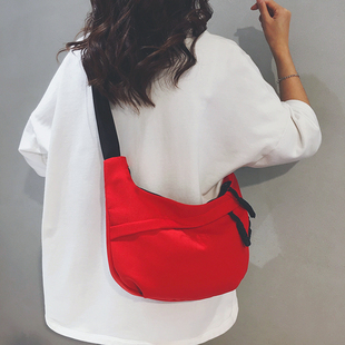 红色帆布包女2026新款上班通勤斜挎包休闲运动旅游骑行单肩饺子包