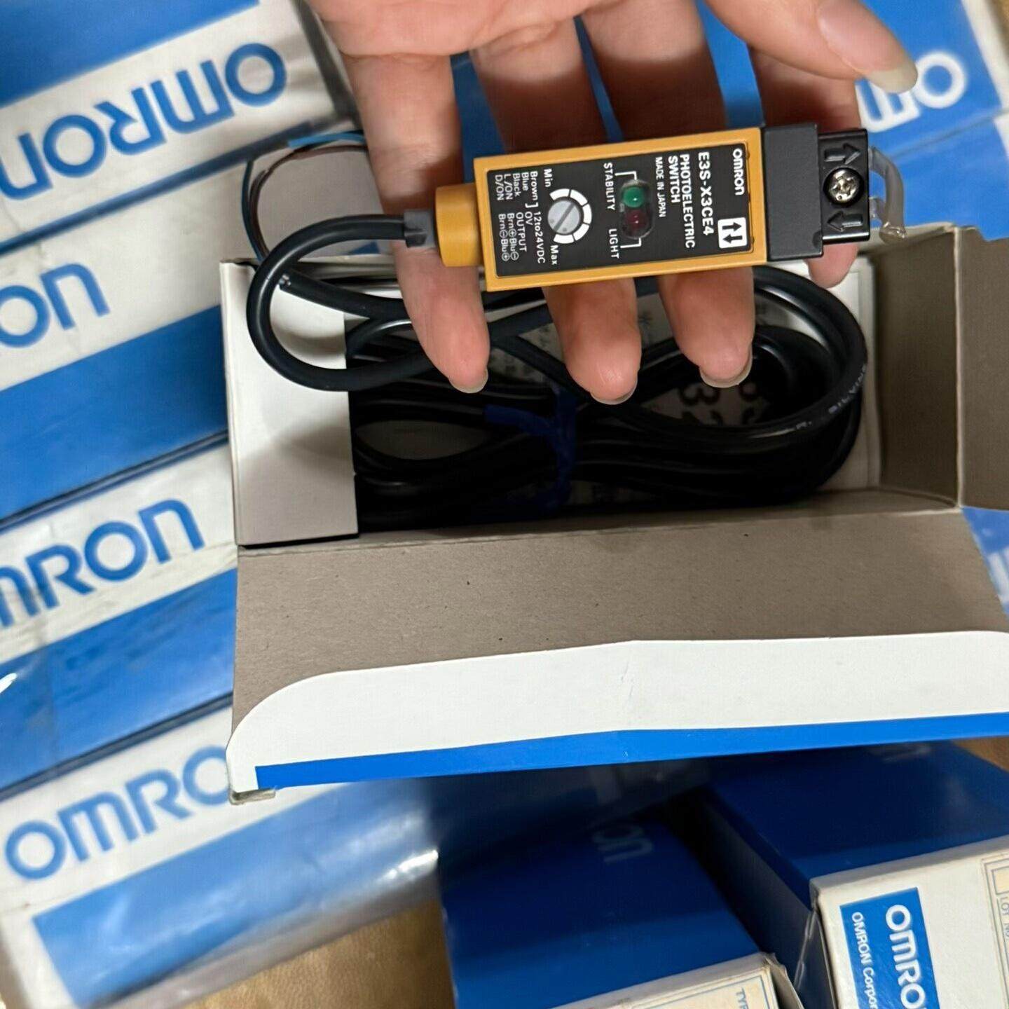 E3S-X3CE4 光纤放大器传感器