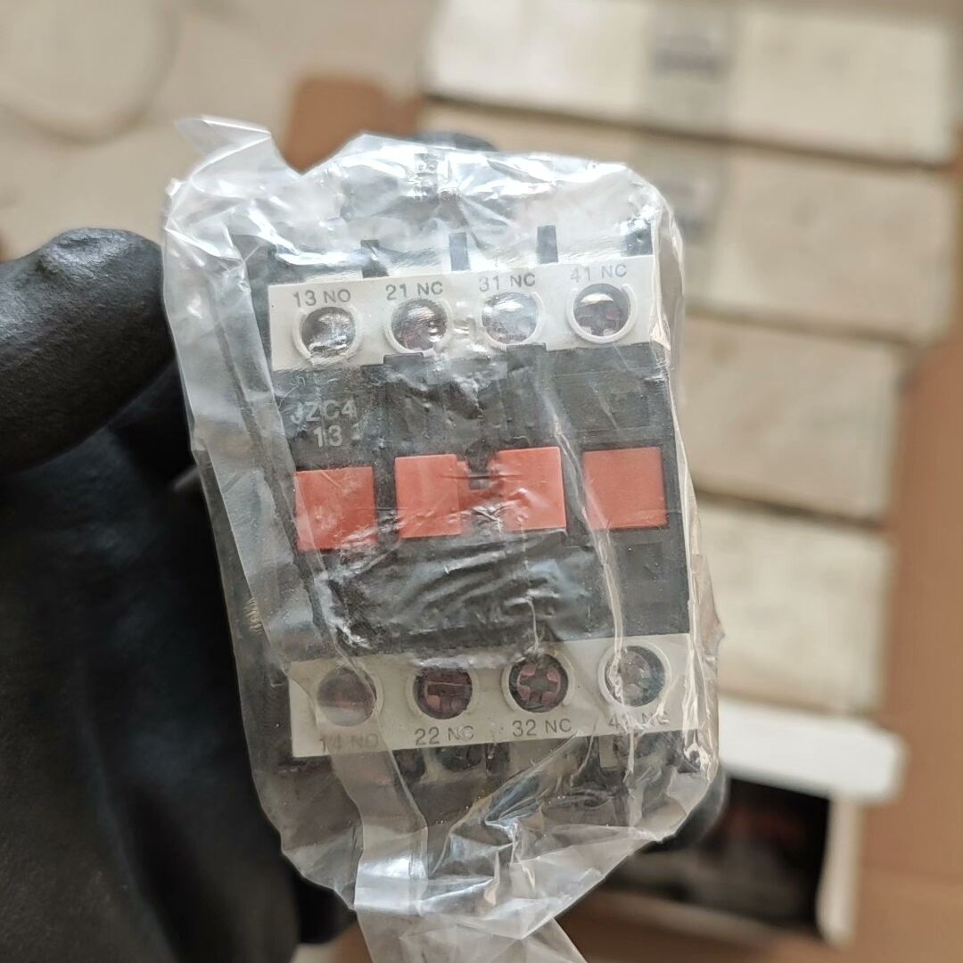 JZC4-13接触器式继电器 未使用。型号确认 22