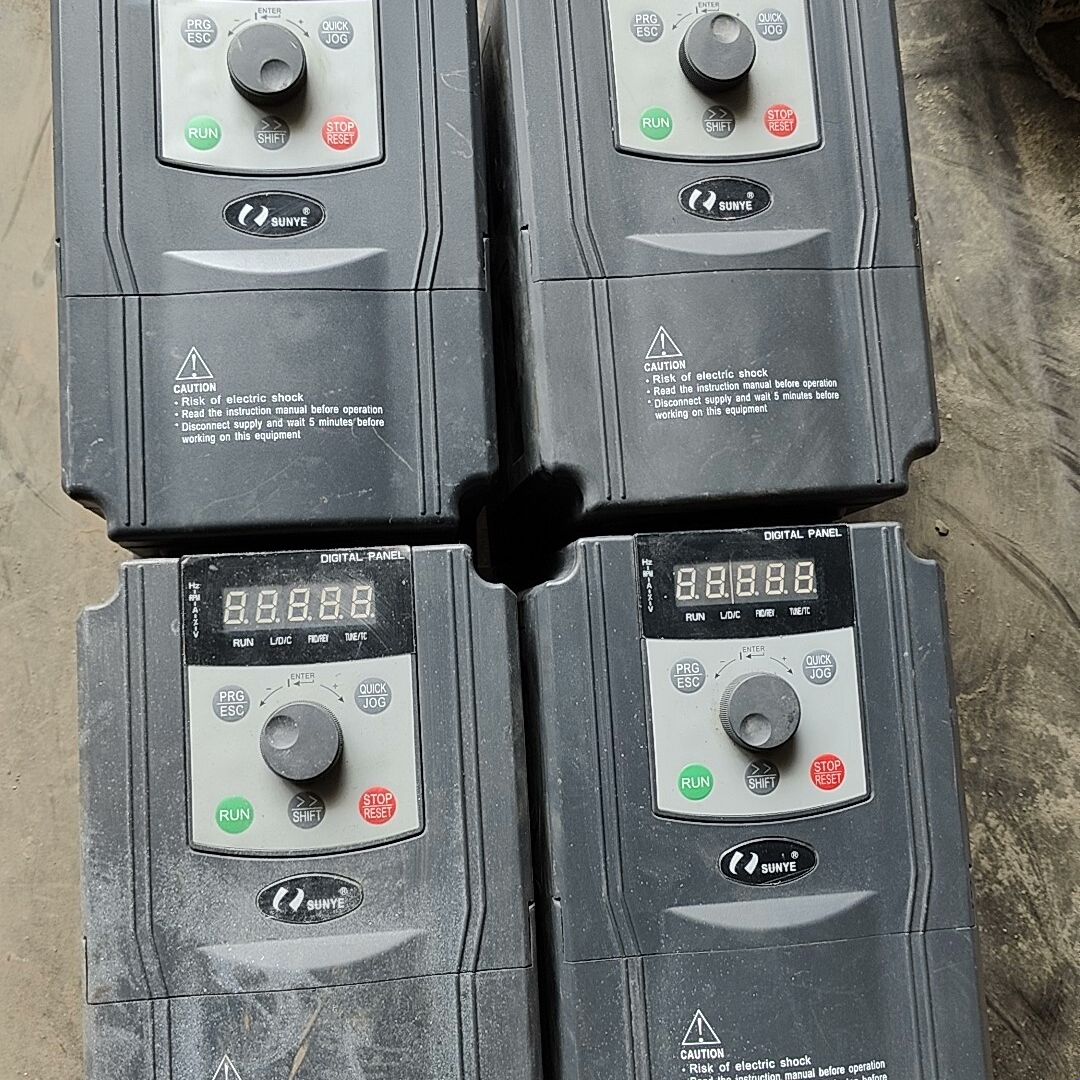 日业品牌变频器 CM528-A4T4R0GB/5R5PB 拆