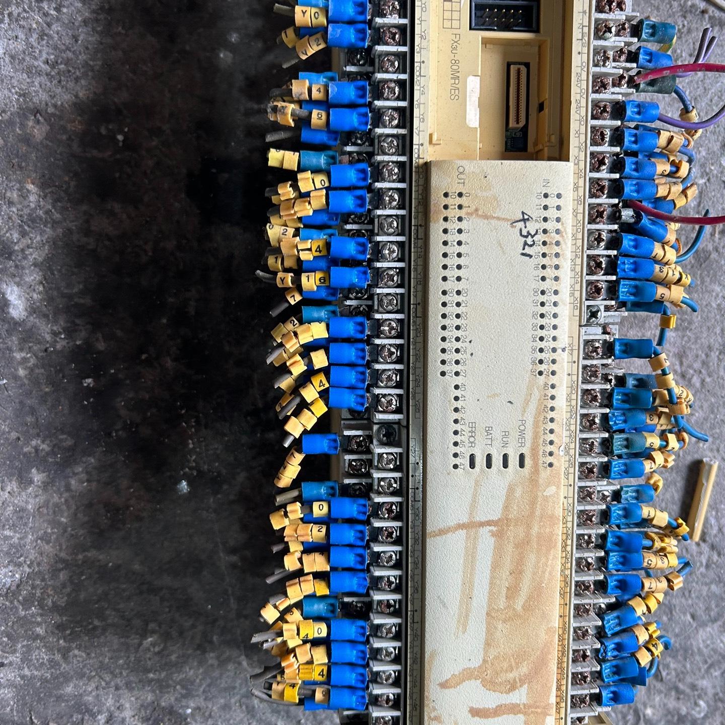 FX3U-80MR/ES-A 上电如图 货如图 柜子上拆