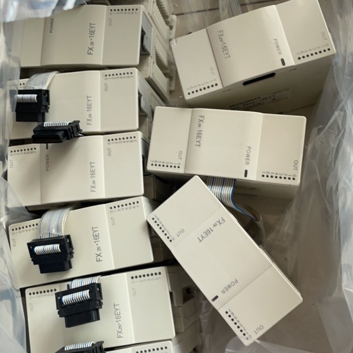 PLC扩展 FX2N-16EYT 盖子齐全 成色可以 实