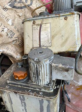 日本昭和润滑泵。型号YMAS-3里面走齿轮的。到一定时间就打