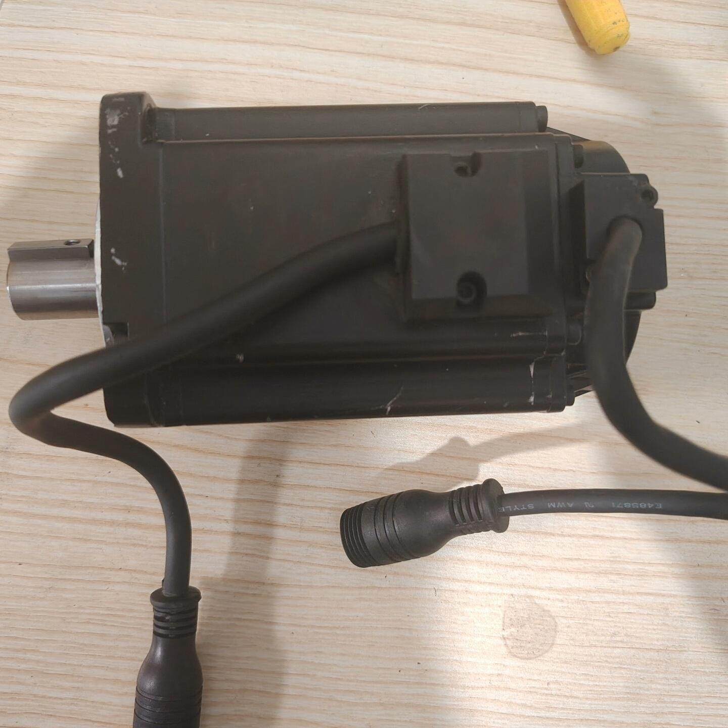 英威腾伺服电机750W。SV-ML08-0R7G-2-SAO