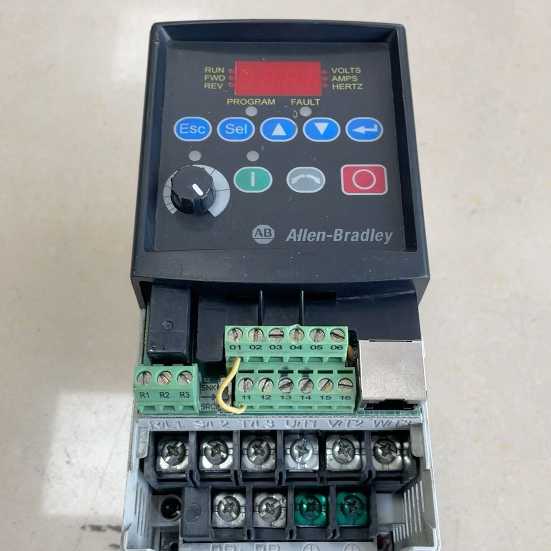 22A-D4P0N104  拆机AB变频器 1.5KW/2.