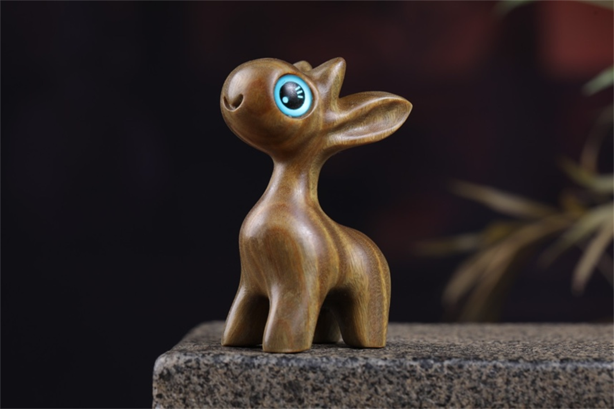 绿檀食梦鹿木雕小鹿实木质雕刻工艺动物手把玩件网红一鹿有你摆件