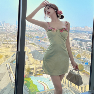 海边a字短裙150矮个子绿色刺绣缎面吊带连衣裙性感包臀裙子xxs码