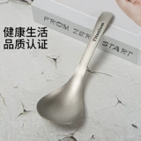 Чистый титановый ложка на открытом воздушном лагере на открытом воздухе