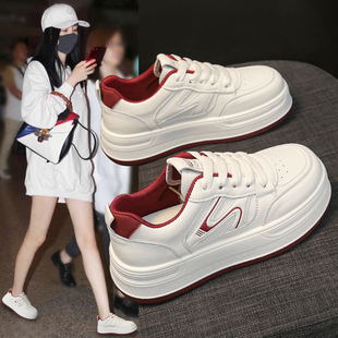 厚底小白鞋女款2026新款轻便软底不累脚初中学生板鞋松糕春秋女鞋