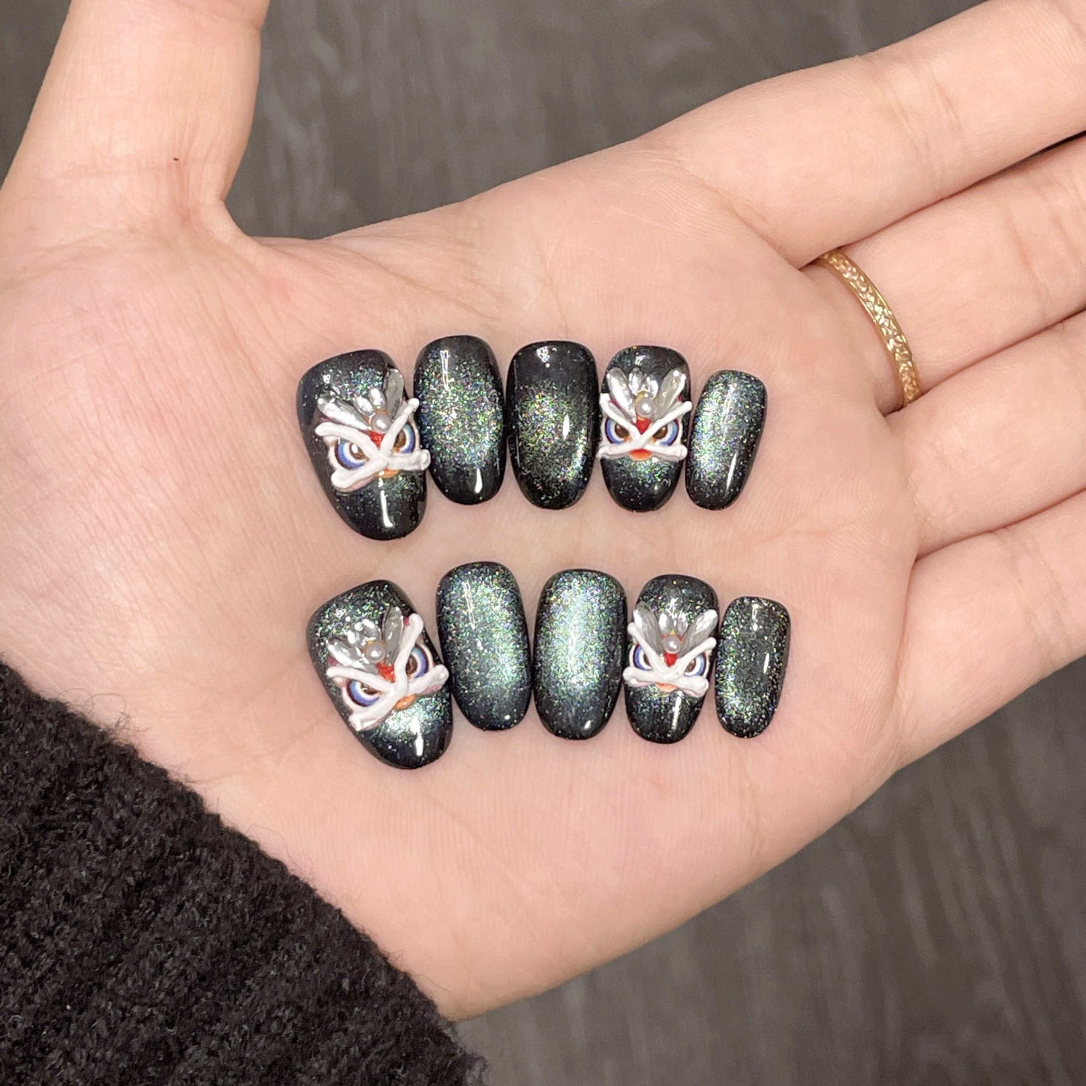 【绿醒狮】纯手工穿戴甲新年款绿色醒狮玻璃珠猫眼高级感显白美甲,彩妆/香水/美妆工具,穿戴甲/甲片,淘宝优惠券,粉丝福利购,淘宝优惠卷