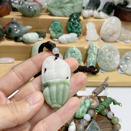 独山玉吊坠