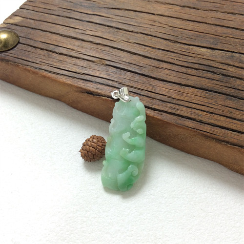 缅甸A货翡翠竹节吊坠豆绿种