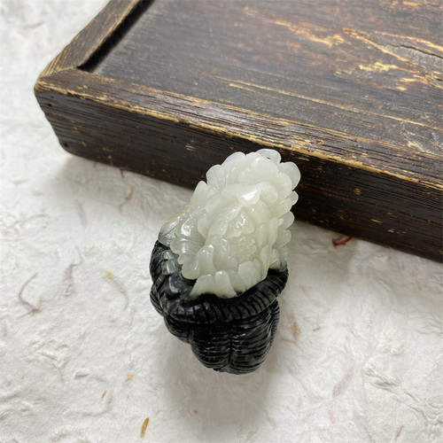 南阳玉独玉女士黑白料吊坠玉坠