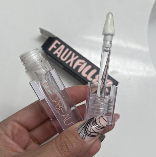 预*定 新款HUDA BEAUTY Faux Filler Shiny 超高光泽度唇釉3.9ml