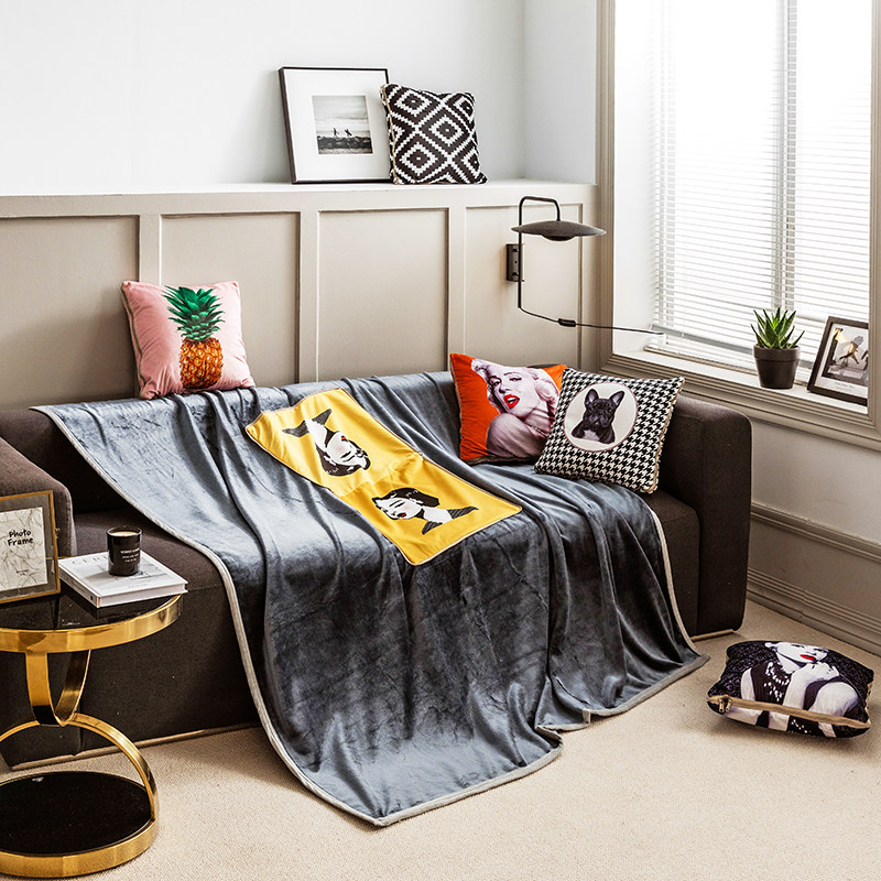 法兰绒抱枕被抱枕毯子二合一两用车载办公室午睡毛毯轻奢靠垫保暖