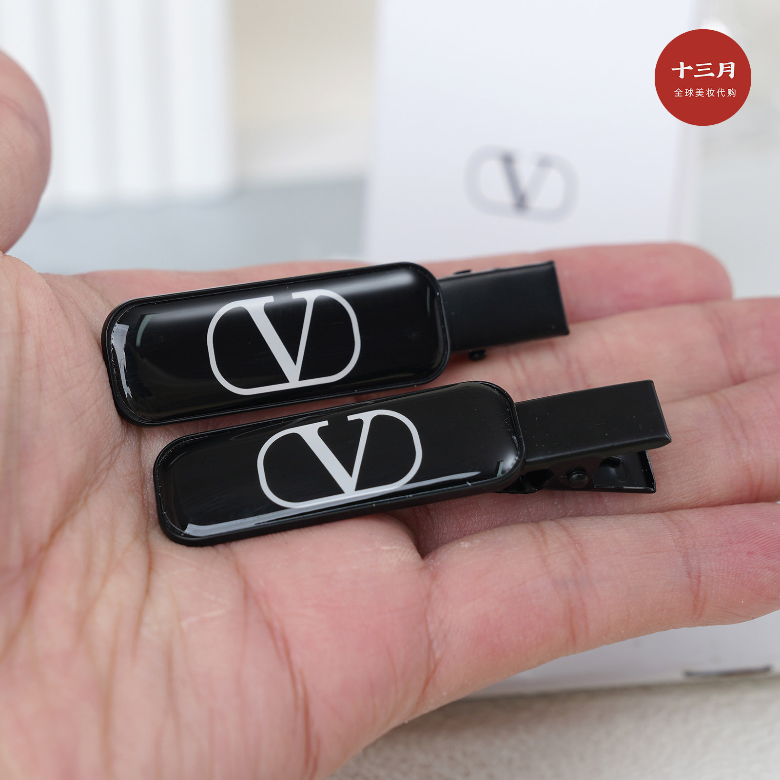 华伦天奴黑色发夹两个装 专柜新款赠品周边 大V标logo金属一字夹