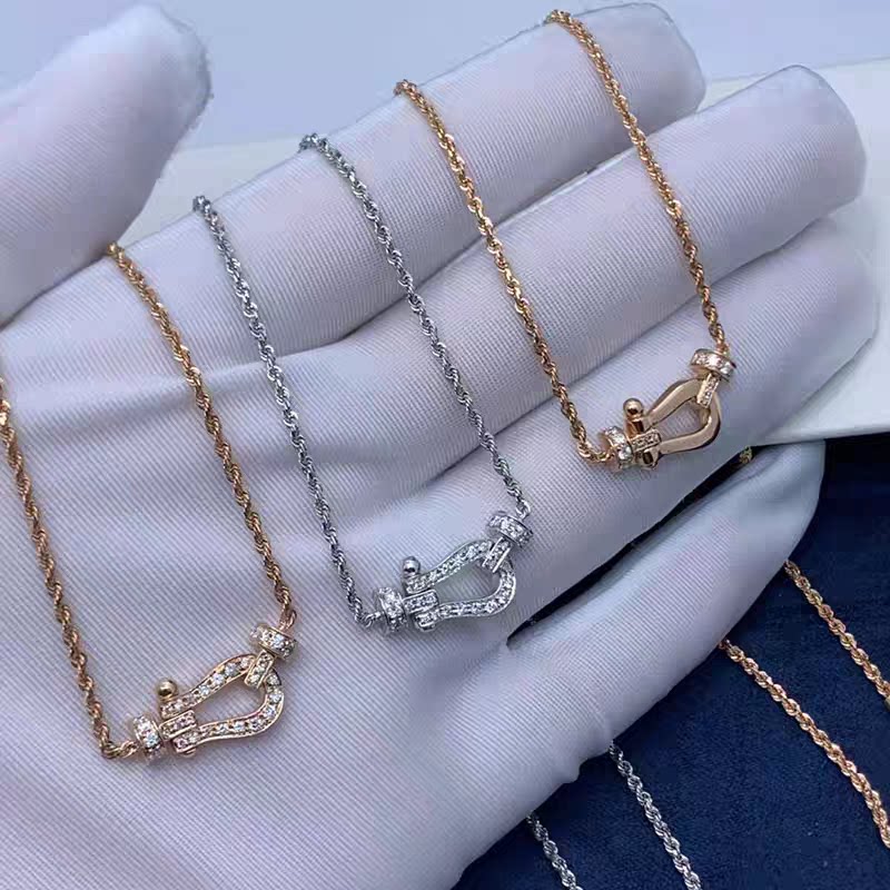 明星同款18k玫瑰金马蹄扣吊坠项链女轻奢麻花锁骨链送女友礼物