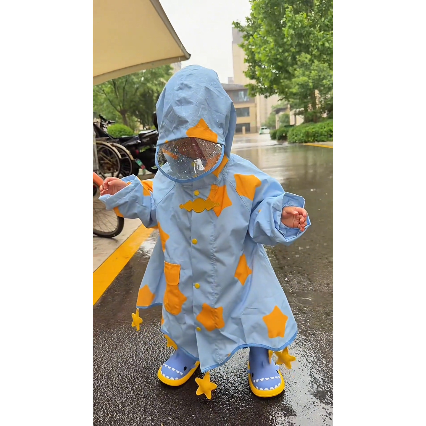 儿童雨衣女童宝宝幼儿园防雨服小朋友2026小学生女孩可爱星星雨披