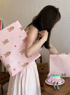 卡通可爱粉色小熊童装服装店无纺布袋子打包带购物礼品手提袋送礼