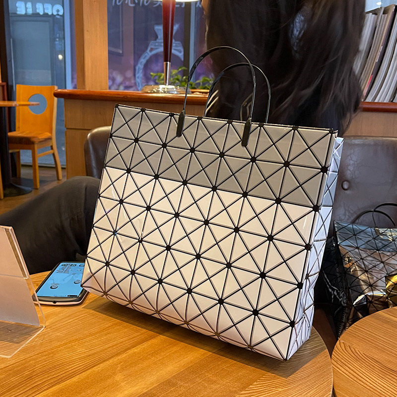 高档防水镭射菱格服装店袋子购物袋礼品袋三宅一生手提袋
