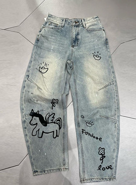 十三行蕾迪2026春新款窄版直筒裤卡通印花马上有钱花洋气牛仔裤女