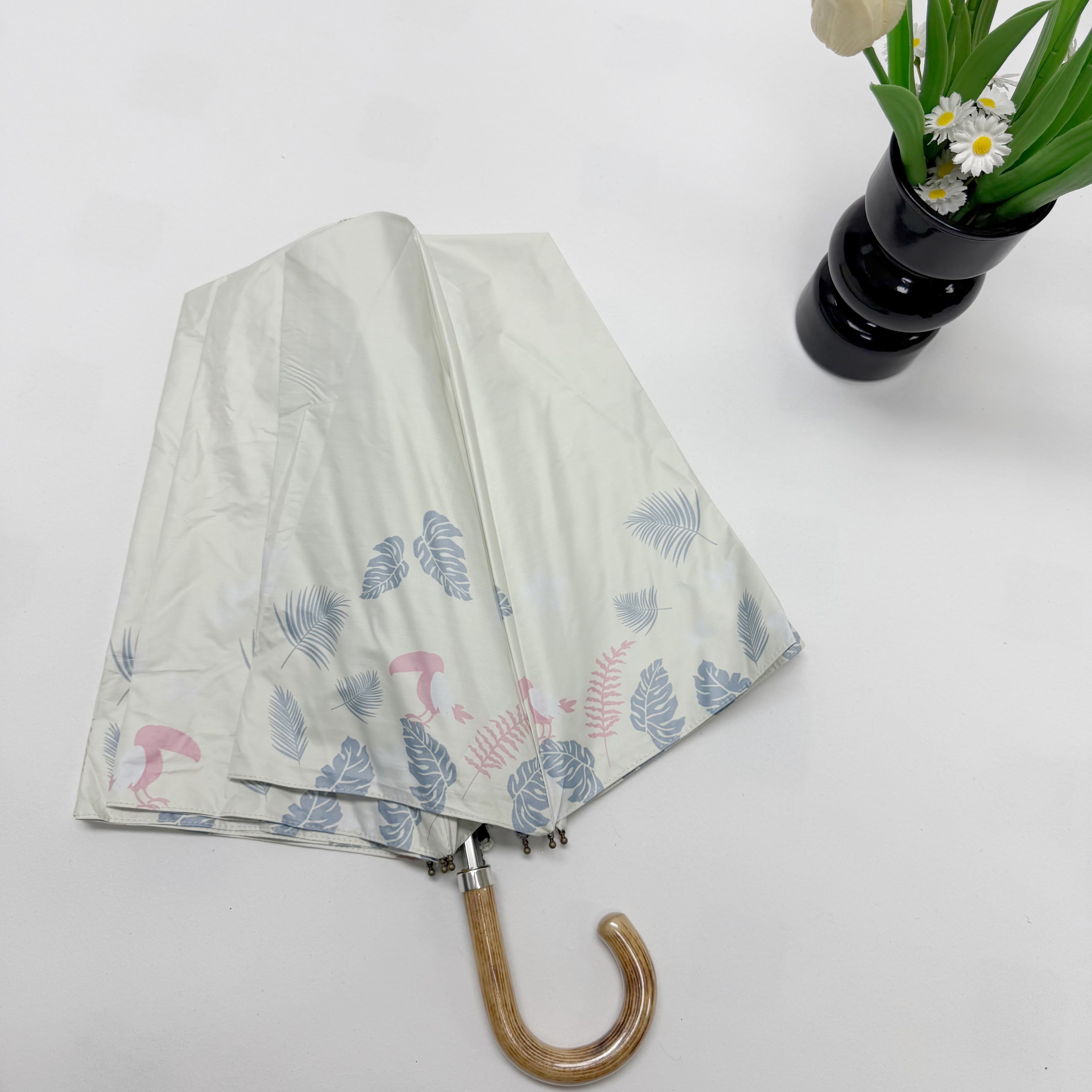 森系巨嘴鸟印花遮阳伞 黑胶全遮光晴雨两用二折手动实木手柄伞