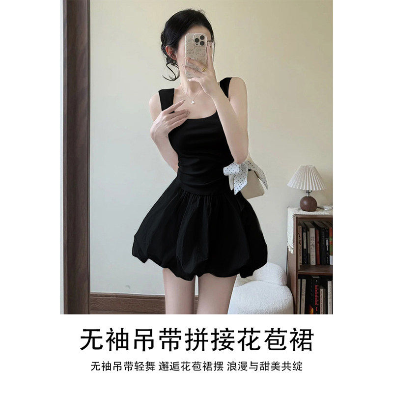 黑色收腰吊带连衣裙女夏日漂亮绝美小黑裙子蓬掐腰a字短款花苞裙