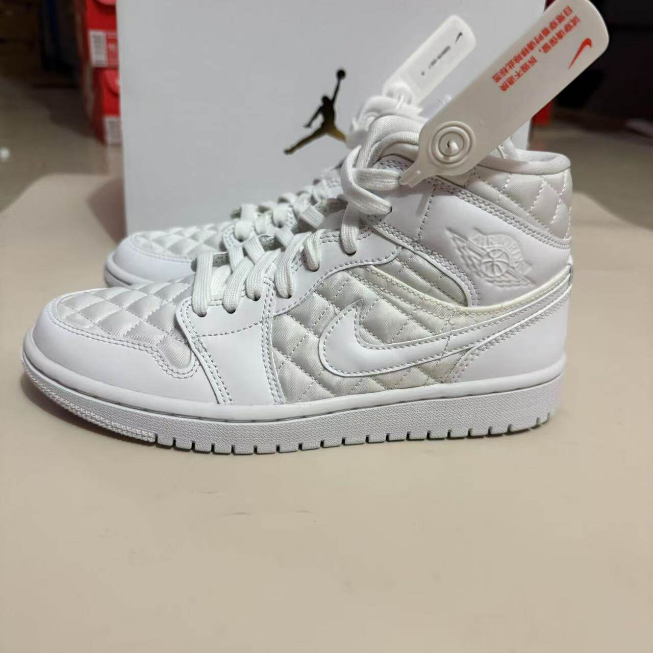 Nike Air Jordan 1 Mid AJ1 纯白 菱格纹中帮女子板鞋 DB6078-100