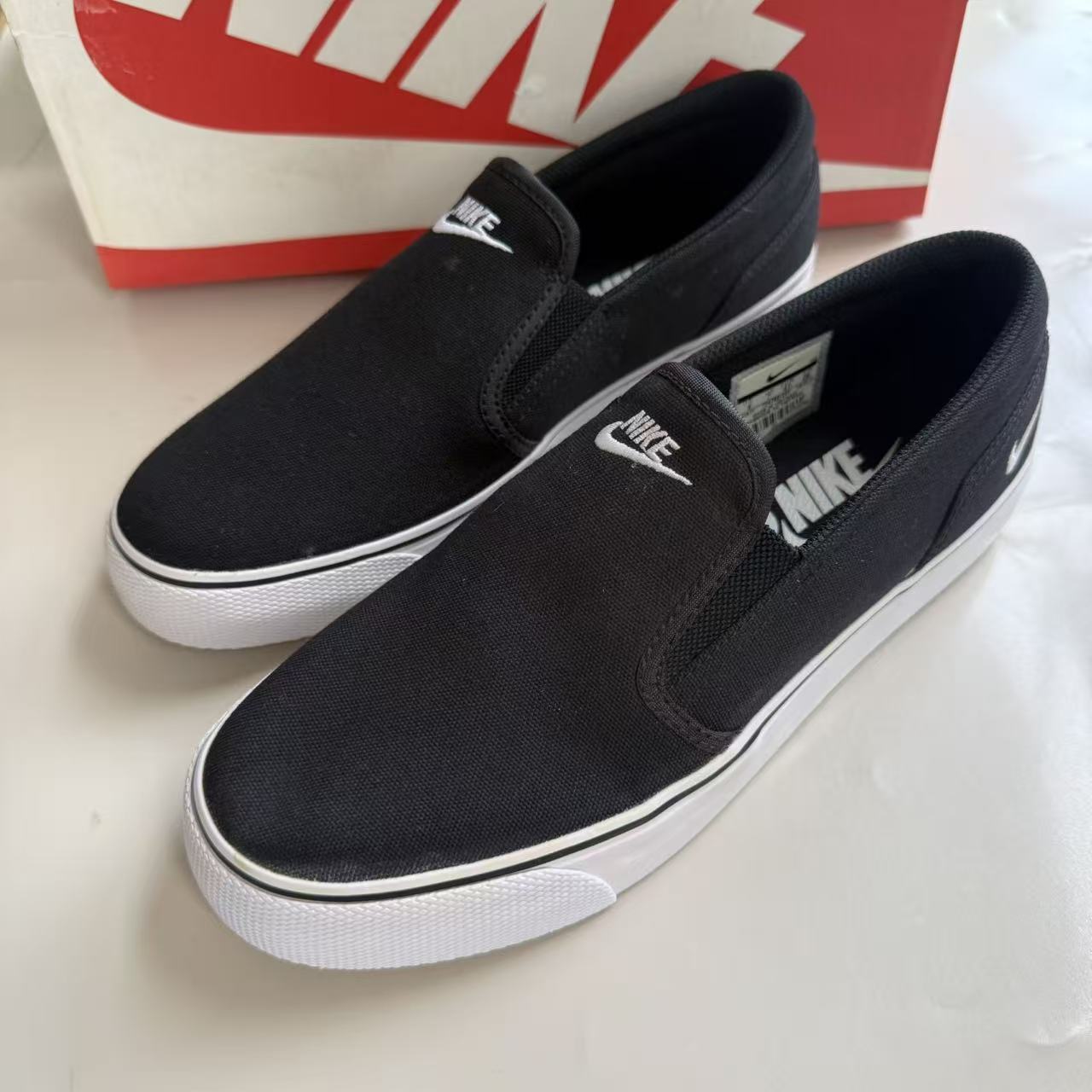 Nike耐克 Toki Slip TXT 男子低帮运动休闲黑白板鞋 724762-011