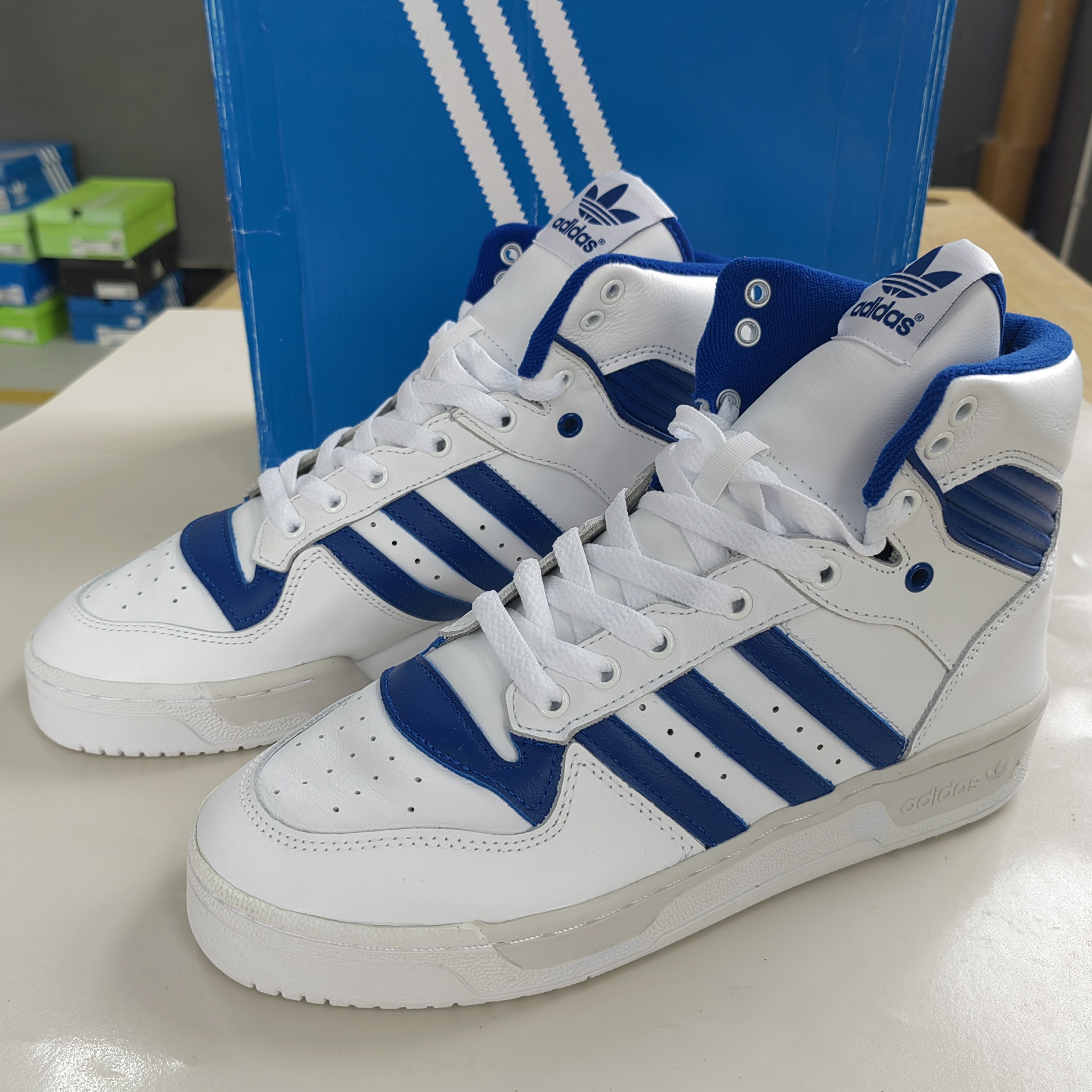 阿迪达斯三叶草RIVALRY男子高帮牛皮革经典复古三条纹板鞋 EF6408