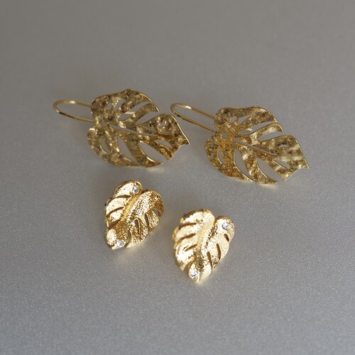 可爱龟背竹。闪亮金色树叶植物造型锆石耳钉钩精致时髦设计生命力