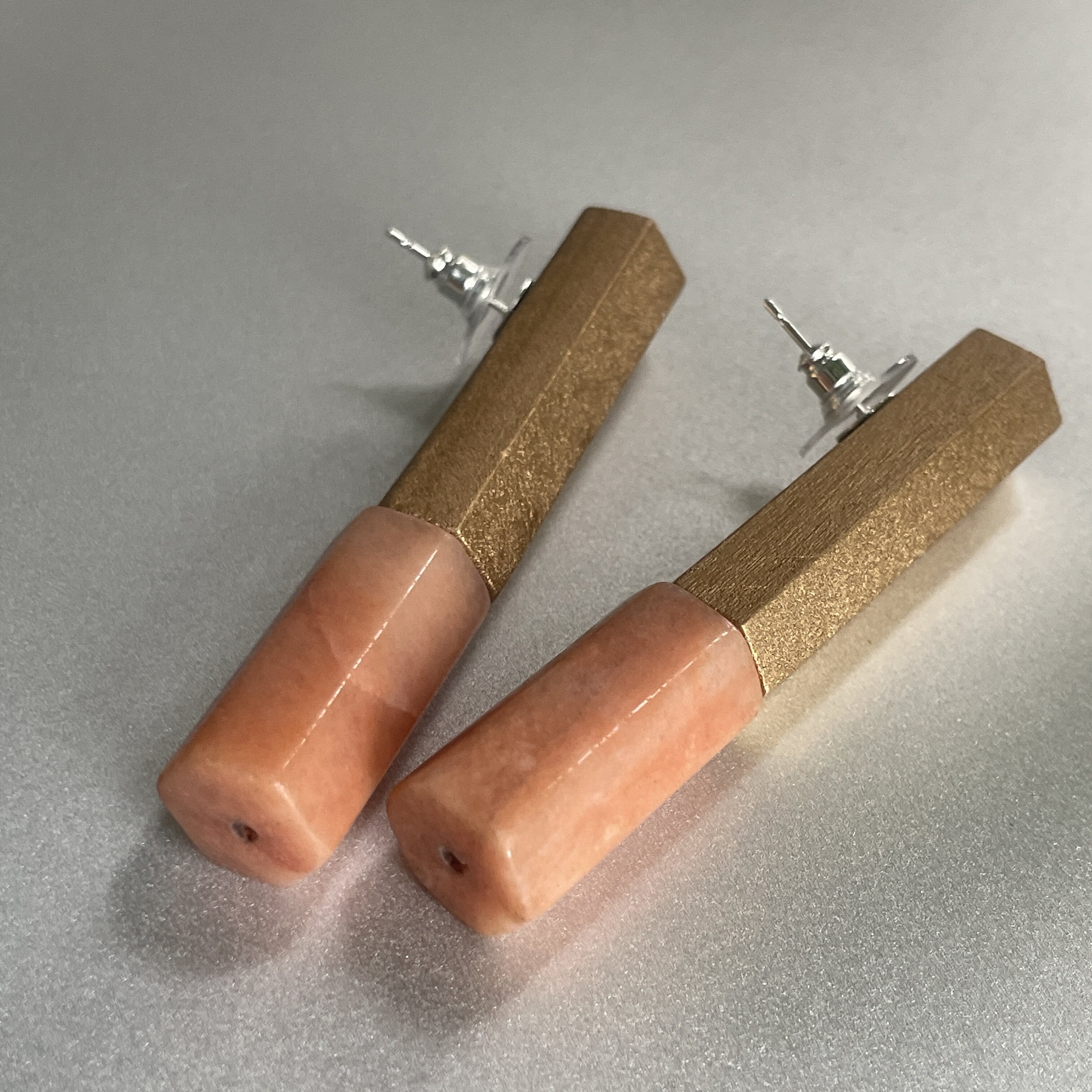裸色口红。金色木质柱状长管天然石耳钉银针时髦高级大气设计感