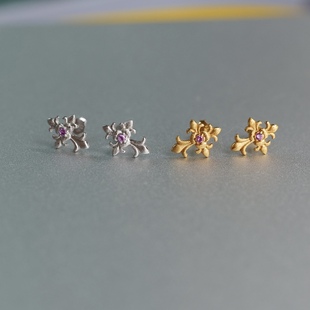 魔法权杖。S925纯银镀金意大利拉丝磨砂鸢尾花锆石耳钉贵气小巧