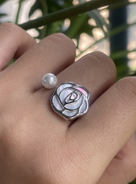 迷人色彩。七彩贝母山茶玫瑰花造型人造珍珠开口戒指简约气质高级