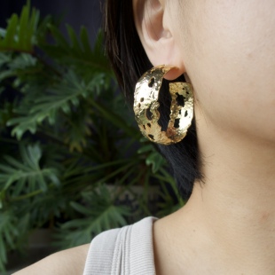 金色水波纹肌理感镂空C字耳钉925银针 清仓特价