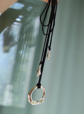 明亮光圈。闪亮银色椭圆环吊坠黑绳打结超长项链秋冬毛衣松弛时髦