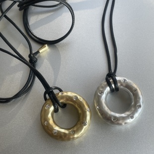 可爱甜甜圈 哑光金银色圆环镶嵌锆石吊坠皮绳长项链随性可调节