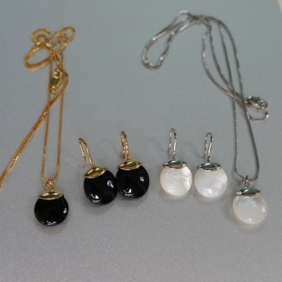 黑白棋子。精致黑玛瑙白贝圆形吊坠金银色长项链耳钩简约时髦百搭