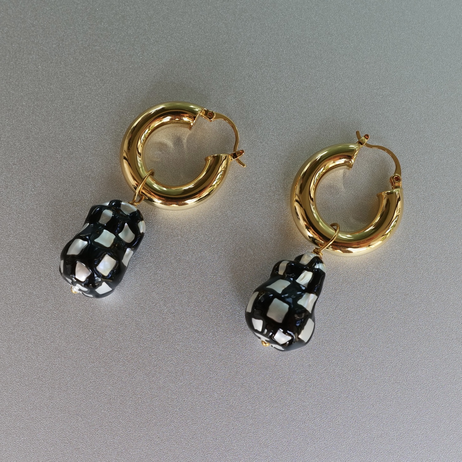 夺目装备。人造巴洛克珍珠黑白色方块棋盘格金色耳圈时髦个性小众