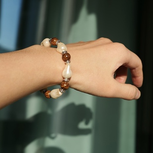恬静幽光。人造天然珍珠花杂色石珠弹力松紧手链时髦清冷高级中式